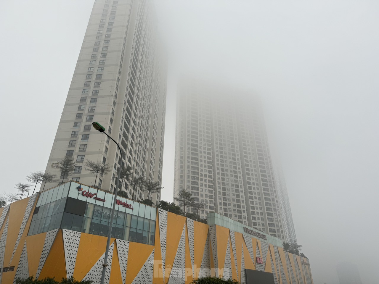 Sương mù dày đặc tiếp tục bao phủ Hà Nội- Ảnh 11.