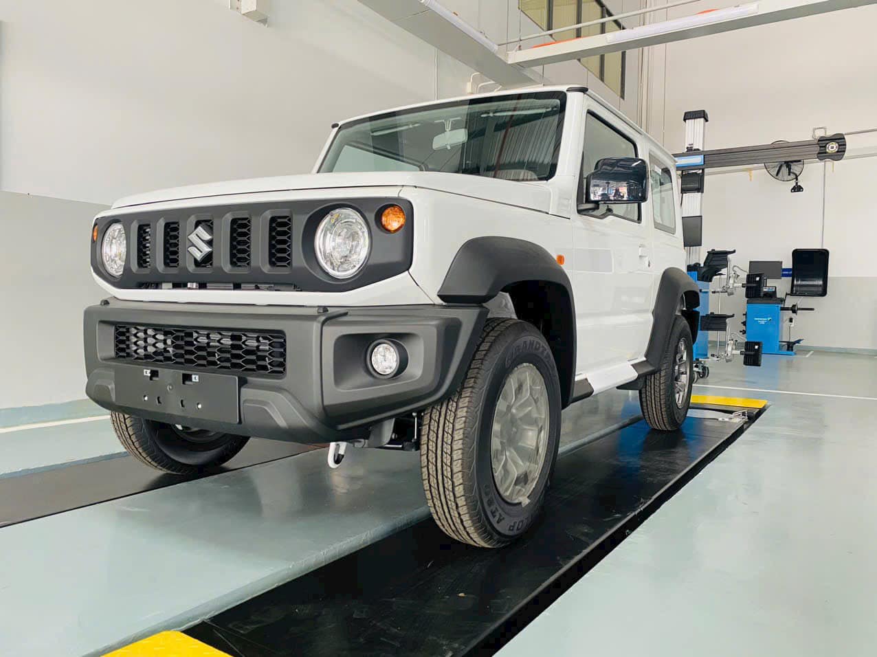 Suzuki Jimny chốt lịch ra mắt tại Việt Nam dù đã có nhiều xe giao khách, đại lý báo giá từ 789 triệu, có bản độ sẵn cho khách thích G 63- Ảnh 2.