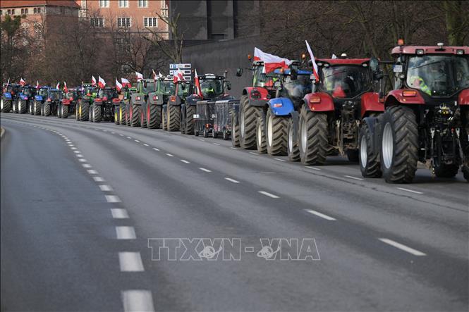 Ba Lan cấm nông dân biểu tình đưa máy kéo vào thủ đô- Ảnh 1.