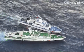 Cận cảnh vụ tàu cảnh sát biển Philippines và Trung Quốc đụng độ, xịt vòi rồng trên Biển Đông