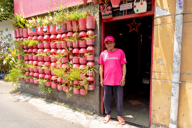 Người đàn ông cô đơn phủ hồng căn nhà và ngõ nhỏ ở Sài Gòn: 