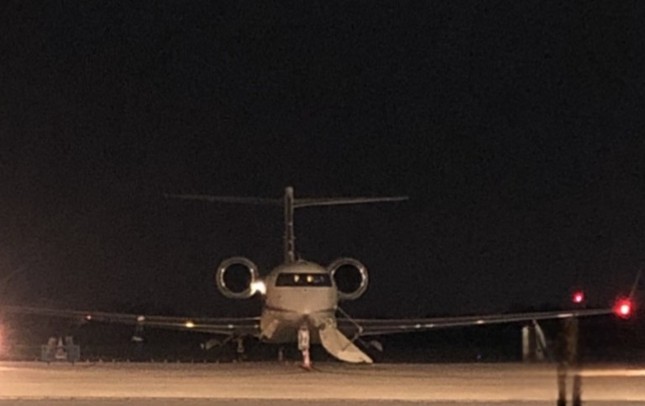 Máy bay chở tỷ phú Bill Gates rời Đà Nẵng- Ảnh 1.
