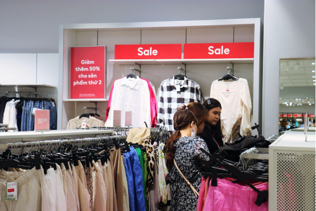 Crescent Mall giảm giá đồng loạt nhiều mặt hàng dịp Quốc tế Phụ nữ, ai nhìn giá cũng muốn 