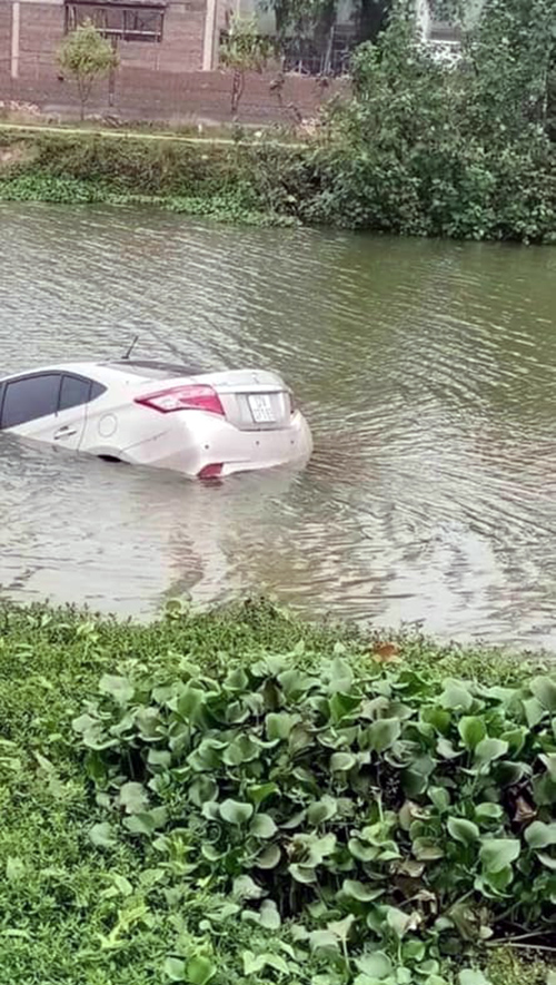 Ảnh TNGT: Toyota Vios chìm nghỉm giữa sông, nghi tài xế đạp nhầm chân ga- Ảnh 2.