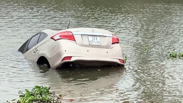 Ảnh TNGT: Toyota Vios chìm nghỉm giữa sông, nghi tài xế đạp nhầm chân ga- Ảnh 3.