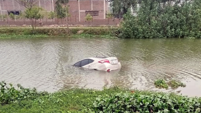 Ảnh TNGT: Toyota Vios chìm nghỉm giữa sông, nghi tài xế đạp nhầm chân ga- Ảnh 4.
