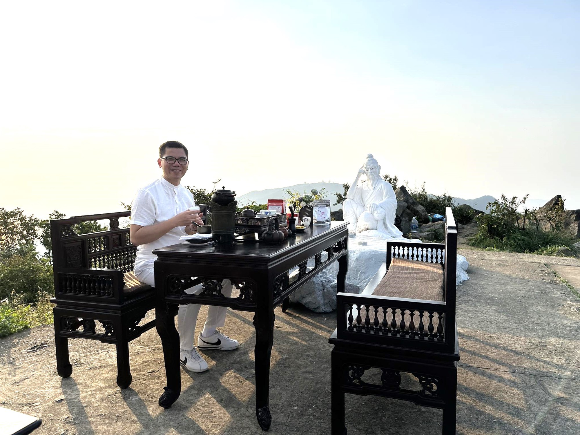 Nghệ nhân Việt kể chuyện uống trà cùng tỉ phú Bill Gates trên đỉnh Bàn Cờ - Đà Nẵng- Ảnh 2.