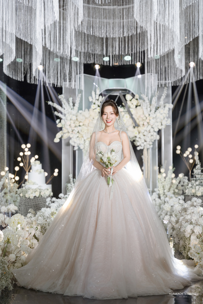Lễ cưới của diễn viên Vbiz và chồng doanh nhân: Cô dâu diện váy 200 triệu khoe nhan sắc mỹ miều, dàn sao đổ bộ chúc mừng- Ảnh 2.