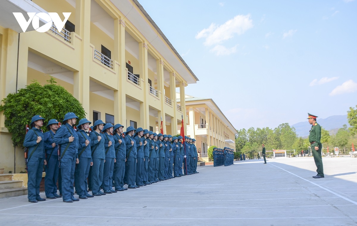 Những “bông hồng” miệt mài tập luyện diễu binh trên thao trường- Ảnh 1.