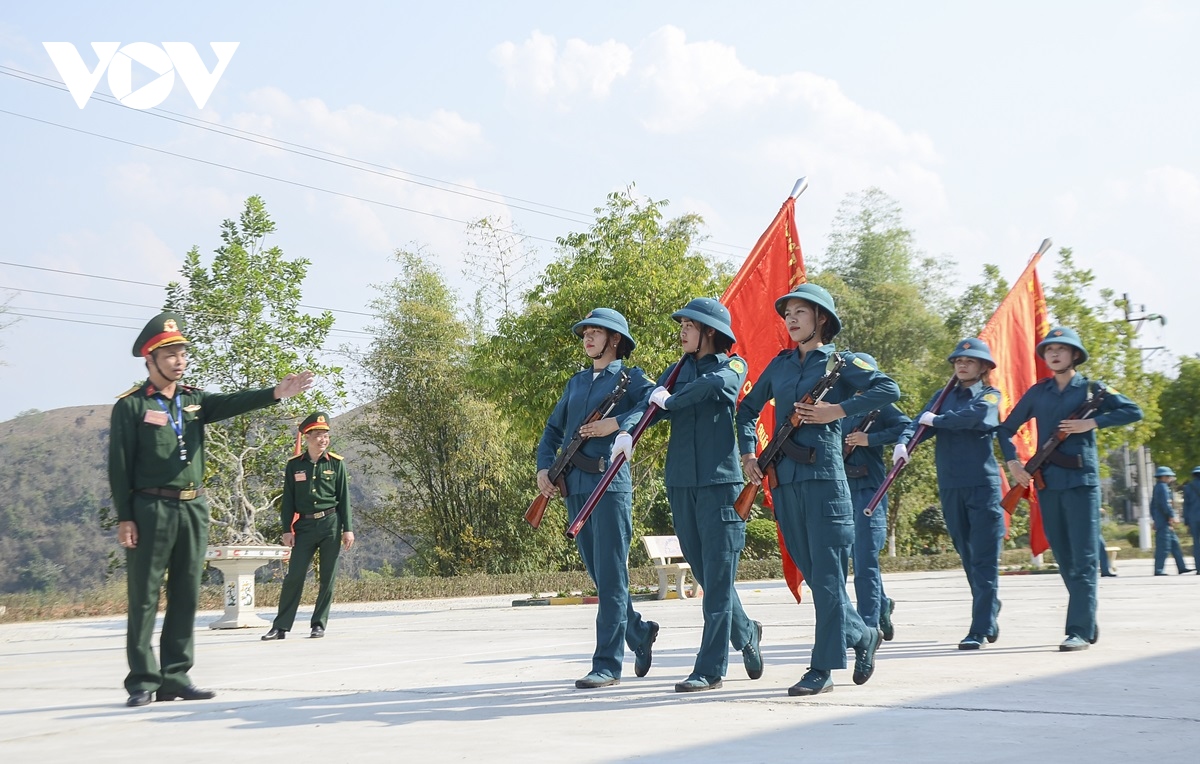 Những “bông hồng” miệt mài tập luyện diễu binh trên thao trường- Ảnh 3.