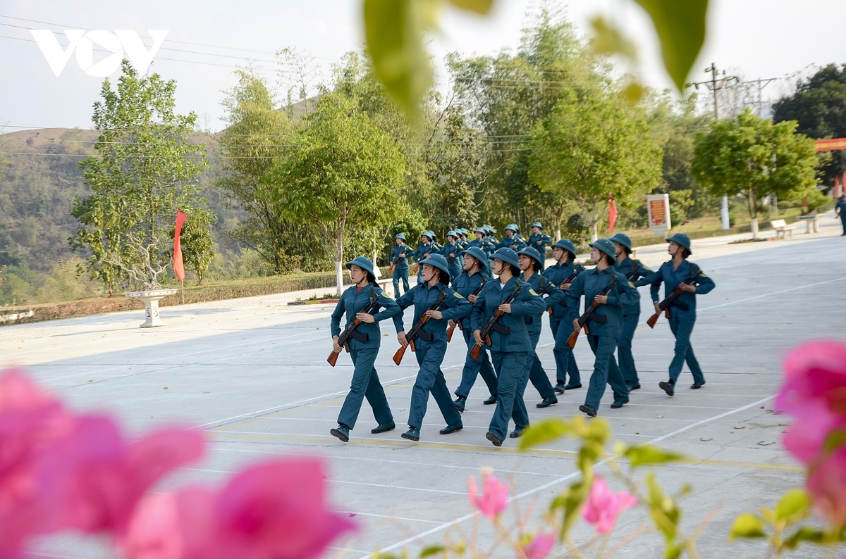 Những “bông hồng” miệt mài tập luyện diễu binh trên thao trường- Ảnh 4.