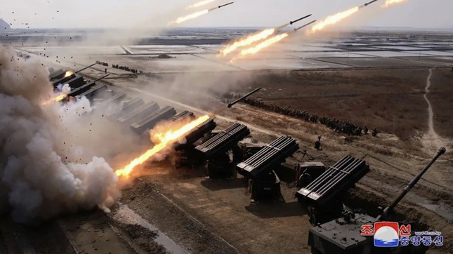Triều Tiên khoe dàn pháo binh ‘khủng’ để cảnh báo Hàn Quốc- Ảnh 1.
