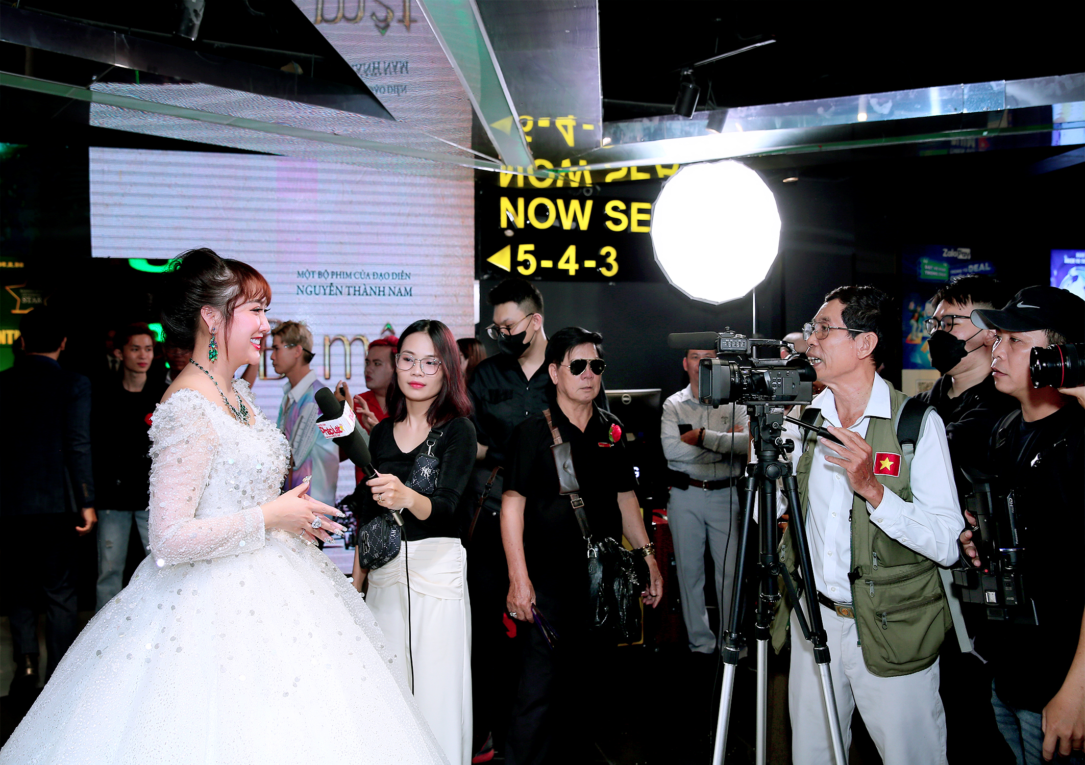 Mặc váy như cô dâu trong ngày ra mắt phim, Phi Thanh Vân nói gì về chuyện lên xe hoa lần 3?- Ảnh 3.