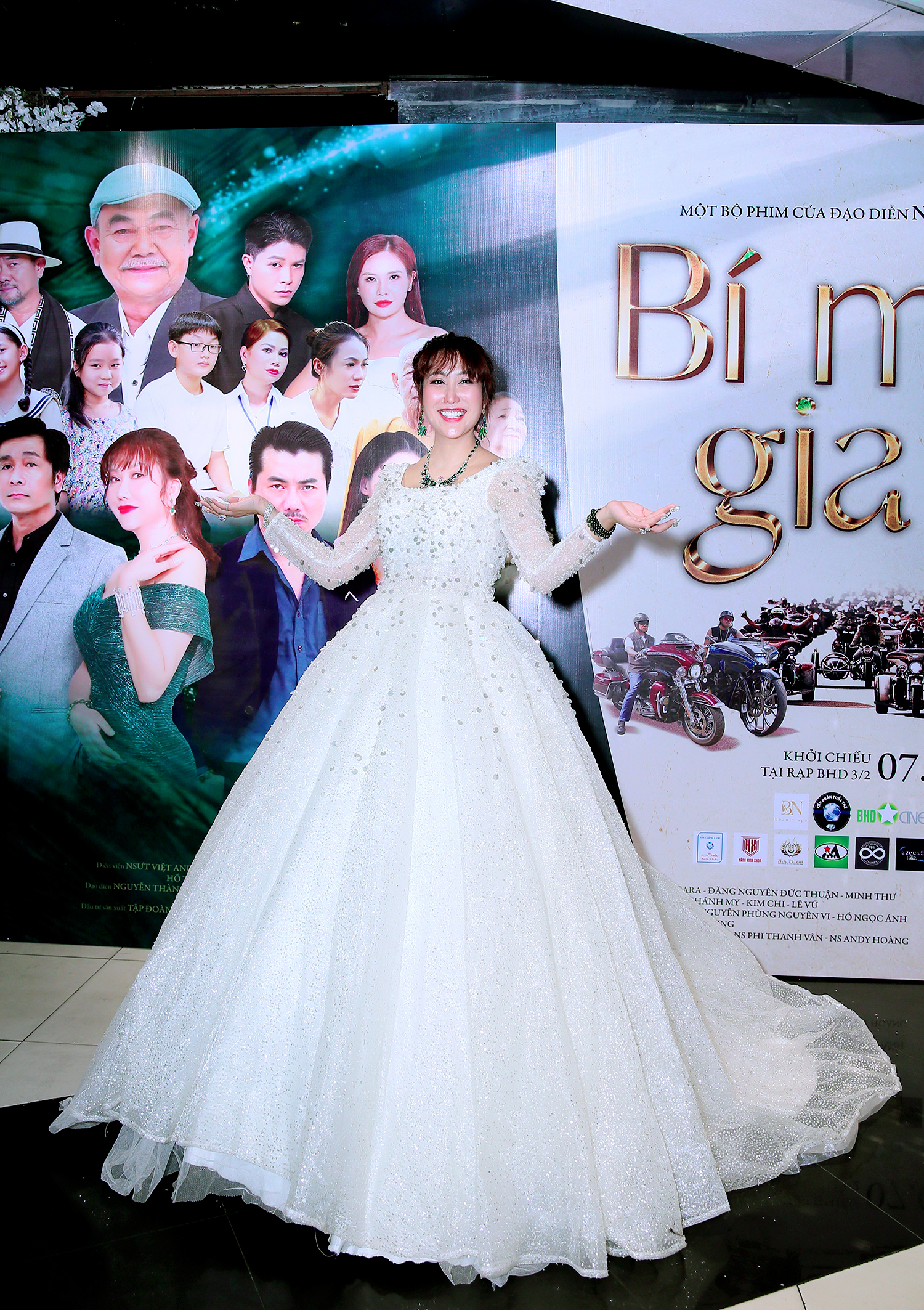 Mặc váy như cô dâu trong ngày ra mắt phim, Phi Thanh Vân nói gì về chuyện lên xe hoa lần 3?- Ảnh 1.