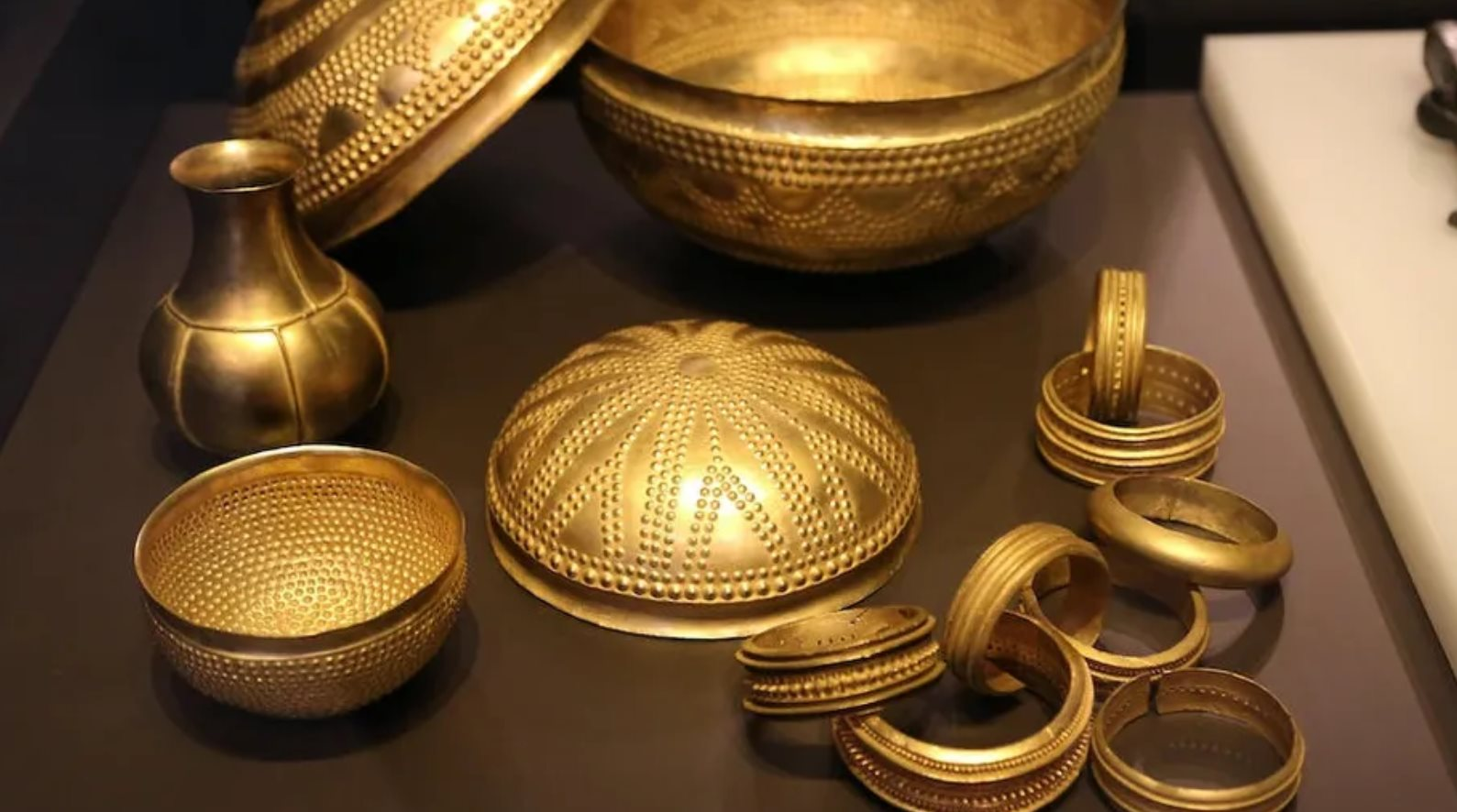 Phát hiện 2 vật thể bằng sắt nằm giữa kho vàng nghìn năm tuổi: Còn quý hơn cả vàng- Ảnh 1.