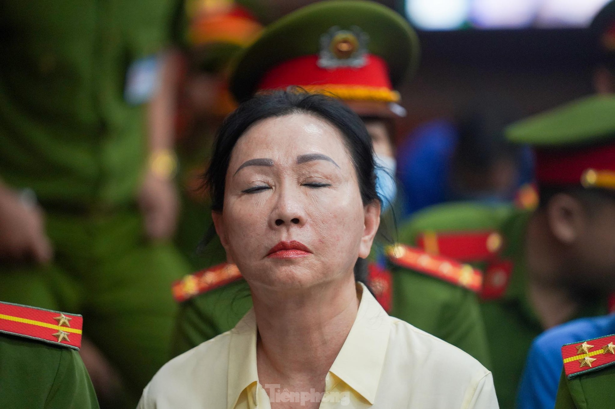 Hình ảnh bà Trương Mỹ Lan trước phiên xét xử sáng nay- Ảnh 9.