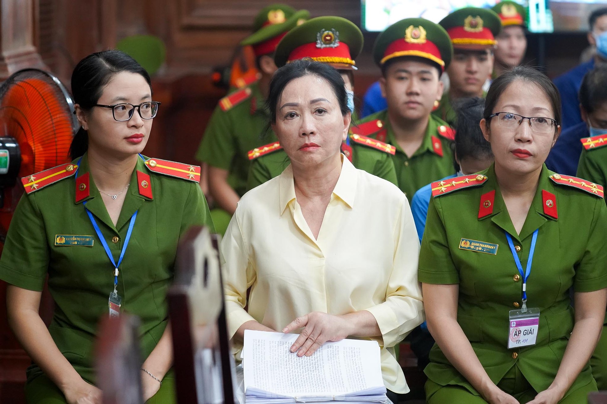 Hình ảnh bà Trương Mỹ Lan trước phiên xét xử sáng nay- Ảnh 8.