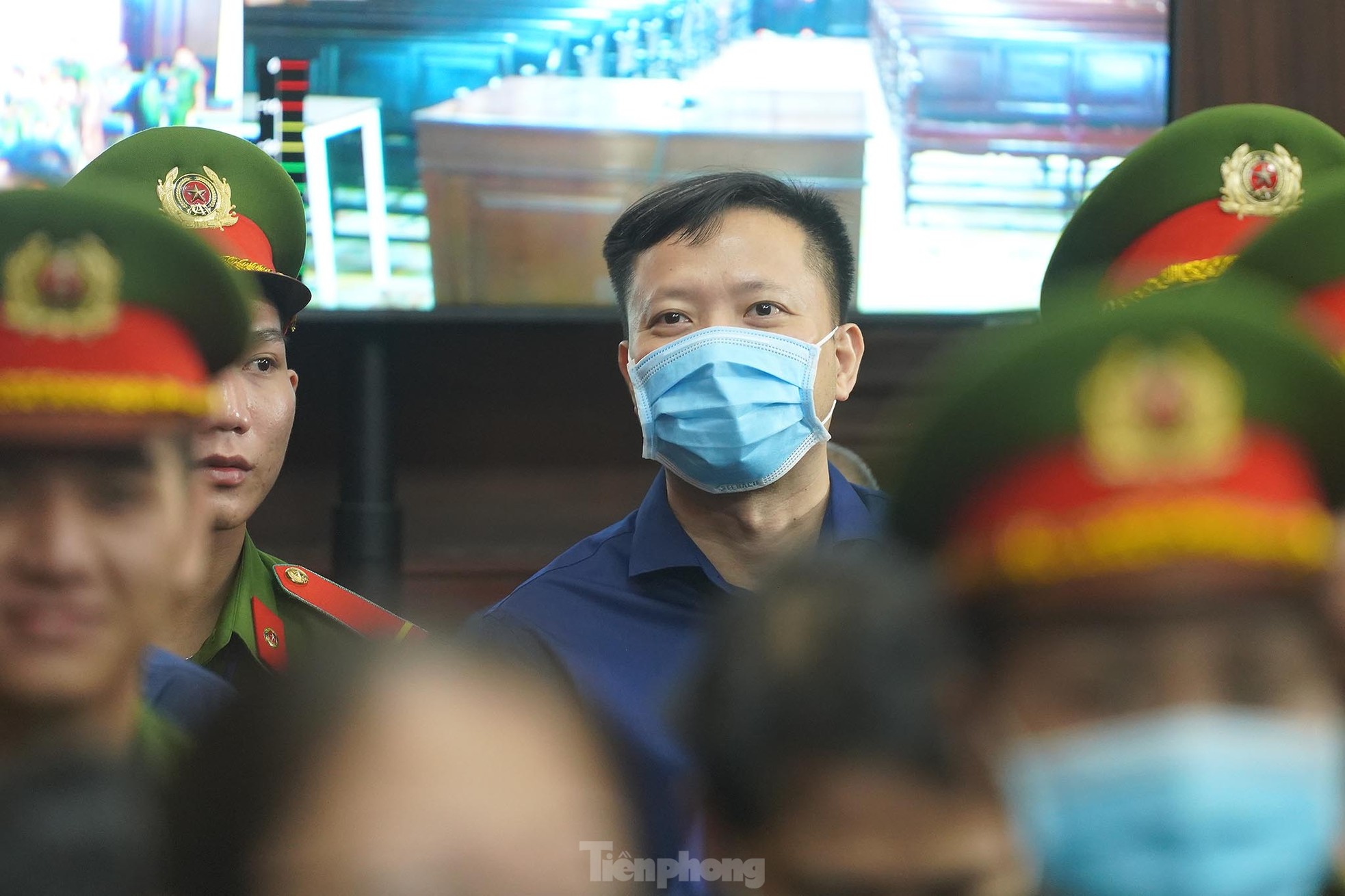 Hình ảnh bà Trương Mỹ Lan trước phiên xét xử sáng nay- Ảnh 2.