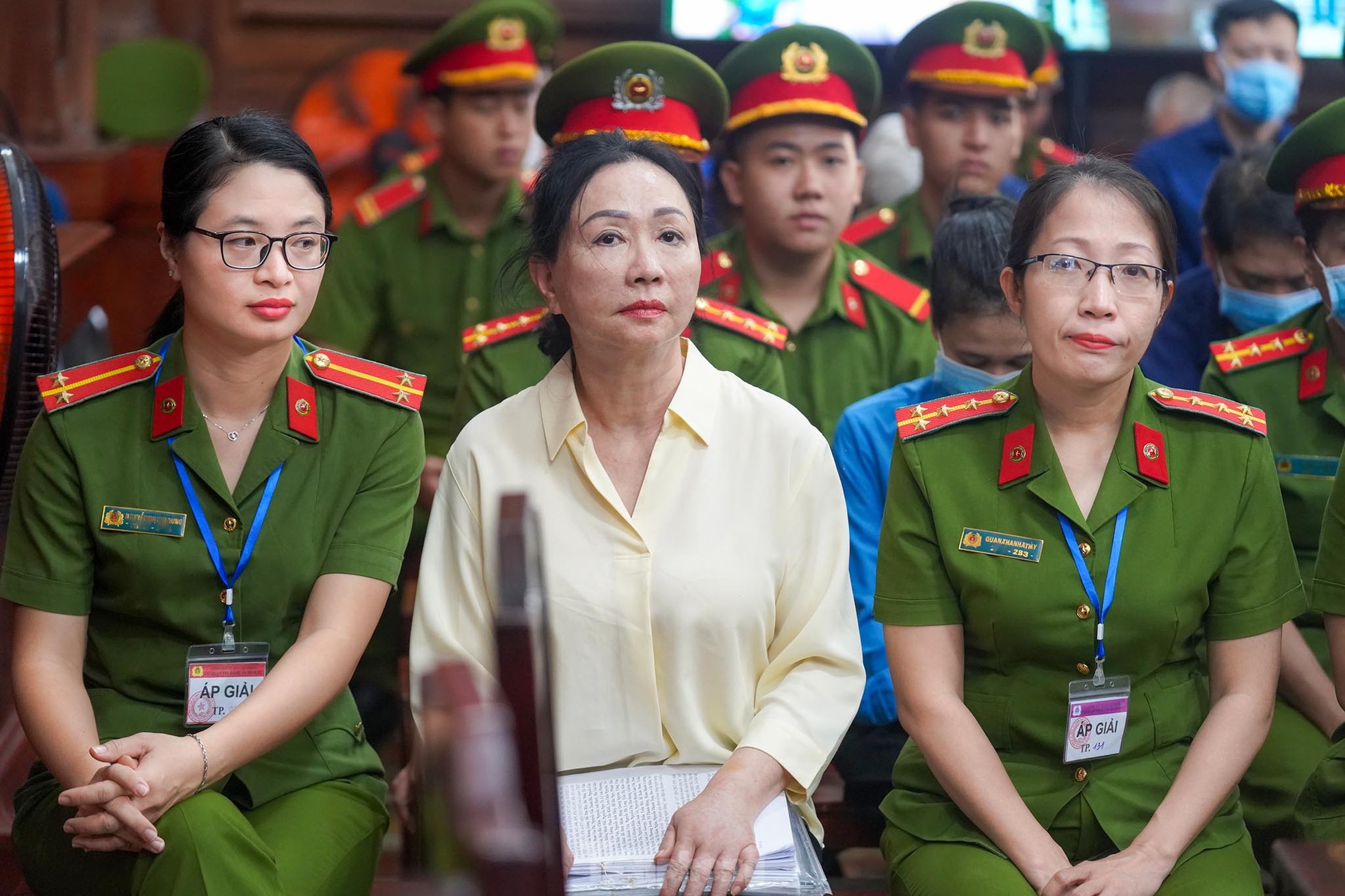Hình ảnh bà Trương Mỹ Lan trước phiên xét xử sáng nay- Ảnh 6.