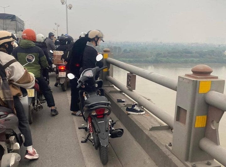 Hà Nội: Tìm kiếm thanh niên bỏ lại xe máy, nghi nhảy cầu Thanh Trì tự tử- Ảnh 1.