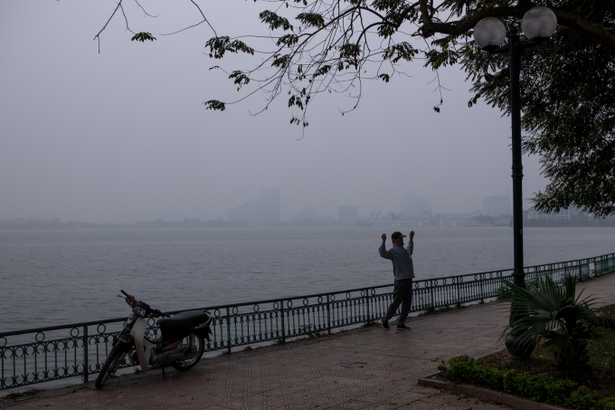 Hà Nội sáng nay: Ô nhiễm bủa vây, người dân tập thể dục trong không khí ở mức độc hại- Ảnh 8.