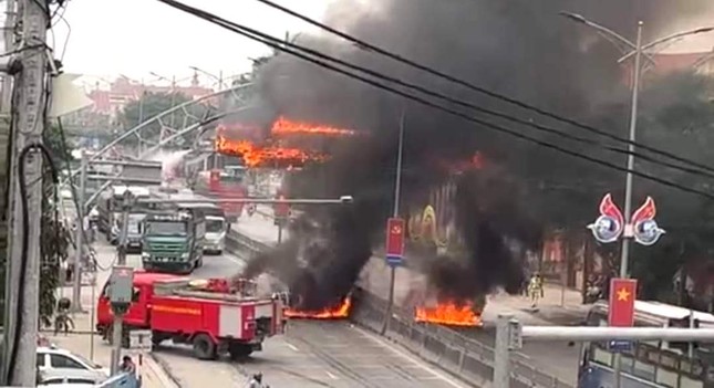 Cháy bảng điện tử led trên quốc lộ khiến giao thông tắc nghẽn- Ảnh 4.
