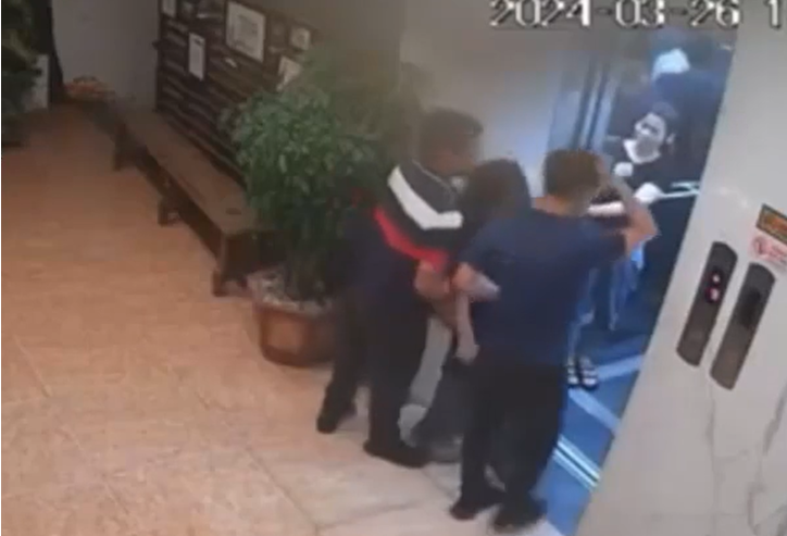 Người đàn ông có hành vi sàm sỡ nữ nhân viên trước cửa thang máy (ảnh cắt từ clip)