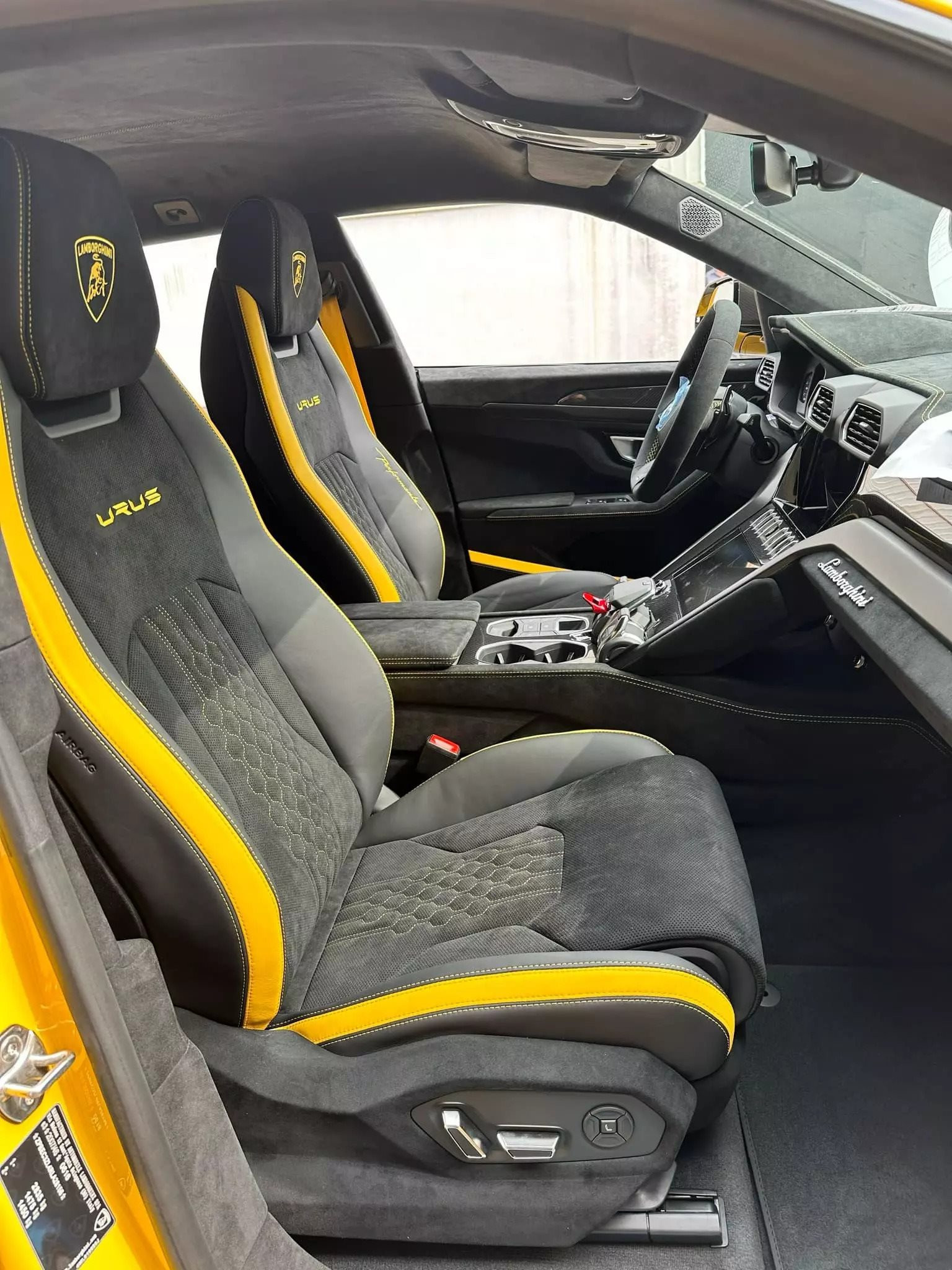 Đại gia Quốc Vũ lên tiếng: Mua xe Lamborghini Urus Performante đắt hơn 5 tỷ so với giá niêm yết, có gì khác biệt?- Ảnh 12.