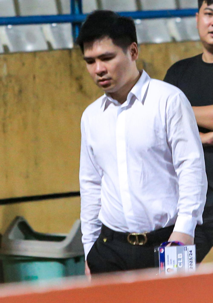 Chủ tịch CLB Hà Nội buồn bã đi phăng phăng rời sân sau trận thua khiến hoa hậu Đỗ Mỹ Linh hớt hải chạy theo sau- Ảnh 3.
