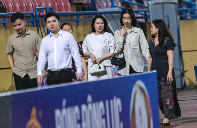 Chủ tịch CLB Hà Nội buồn bã đi phăng phăng rời sân sau trận thua khiến hoa hậu Đỗ Mỹ Linh hớt hải chạy theo sau- Ảnh 2.
