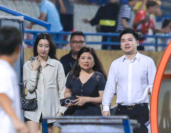 Chủ tịch CLB Hà Nội buồn bã đi phăng phăng rời sân sau trận thua khiến hoa hậu Đỗ Mỹ Linh hớt hải chạy theo sau- Ảnh 1.