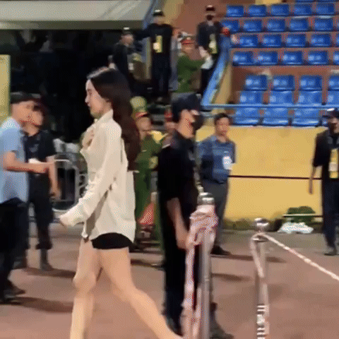 Chủ tịch CLB Hà Nội buồn bã đi phăng phăng rời sân sau trận thua khiến hoa hậu Đỗ Mỹ Linh hớt hải chạy theo sau- Ảnh 6.