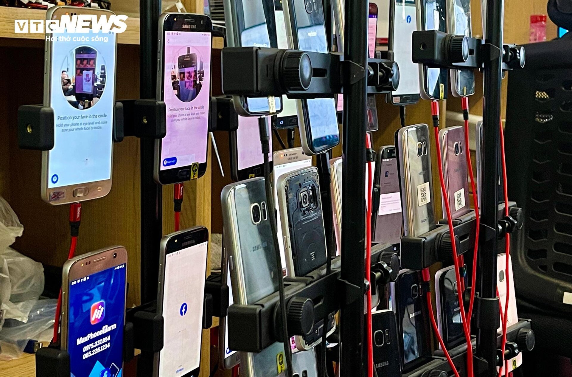 Đột nhập xưởng Phone Farm tạo triệu view trên TikTok, Facebook- Ảnh 9.