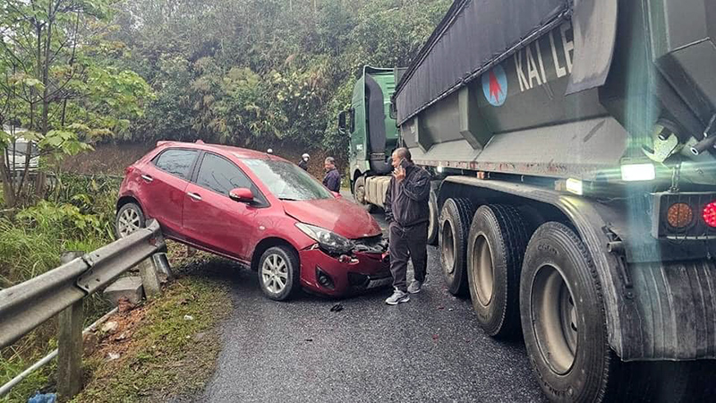 Ảnh TNGT: Vào cua gắt, xe tải hất văng Mazda2 lên hộ lan sát ngay mép vực- Ảnh 2.