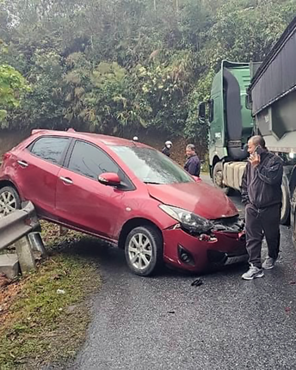 Ảnh TNGT: Vào cua gắt, xe tải hất văng Mazda2 lên hộ lan sát ngay mép vực- Ảnh 3.