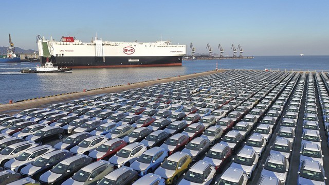 Chuyện gì đây: Cảng biển Châu Âu thành bãi đỗ xe điện Trung Quốc, hỗn loạn với dòng lũ ô tô giá rẻ ùn tắc ngập các cửa khẩu- Ảnh 3.