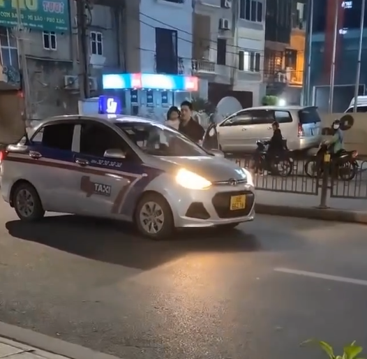 Thanh niên bế theo đứa trẻ chặn đầu xe trên phố Hà Nội, gặp ai cũng ra lệnh 