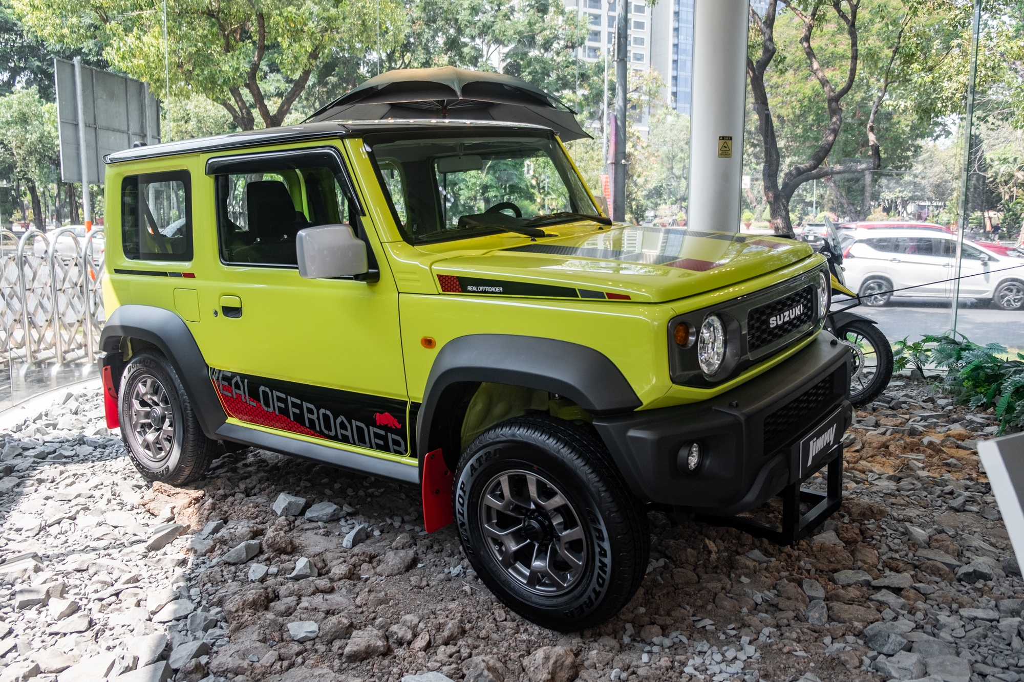 Ảnh thực tế Suzuki Jimny giá 799 triệu đã về đại lý: Lên tem, phối màu nổi, có phụ kiện cho người mê dã ngoại- Ảnh 1.