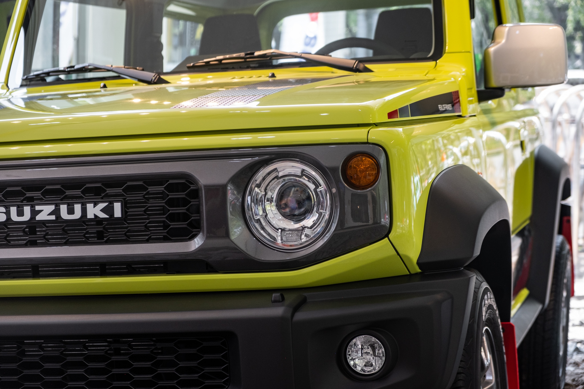 Ảnh thực tế Suzuki Jimny giá 799 triệu đã về đại lý: Lên tem, phối màu nổi, có phụ kiện cho người mê dã ngoại- Ảnh 4.