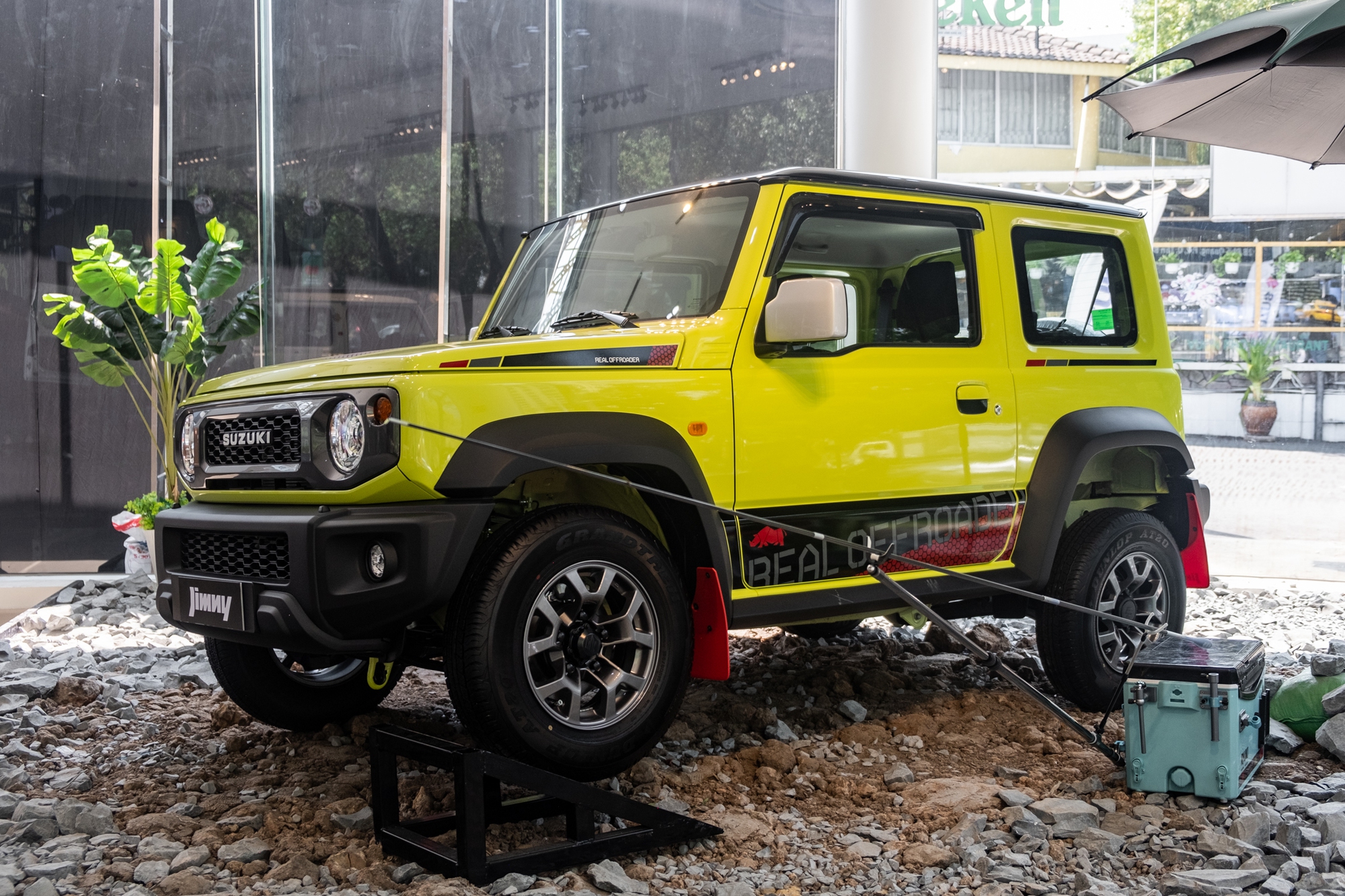 Ảnh thực tế Suzuki Jimny giá 799 triệu đã về đại lý: Lên tem, phối màu nổi, có phụ kiện cho người mê dã ngoại- Ảnh 2.