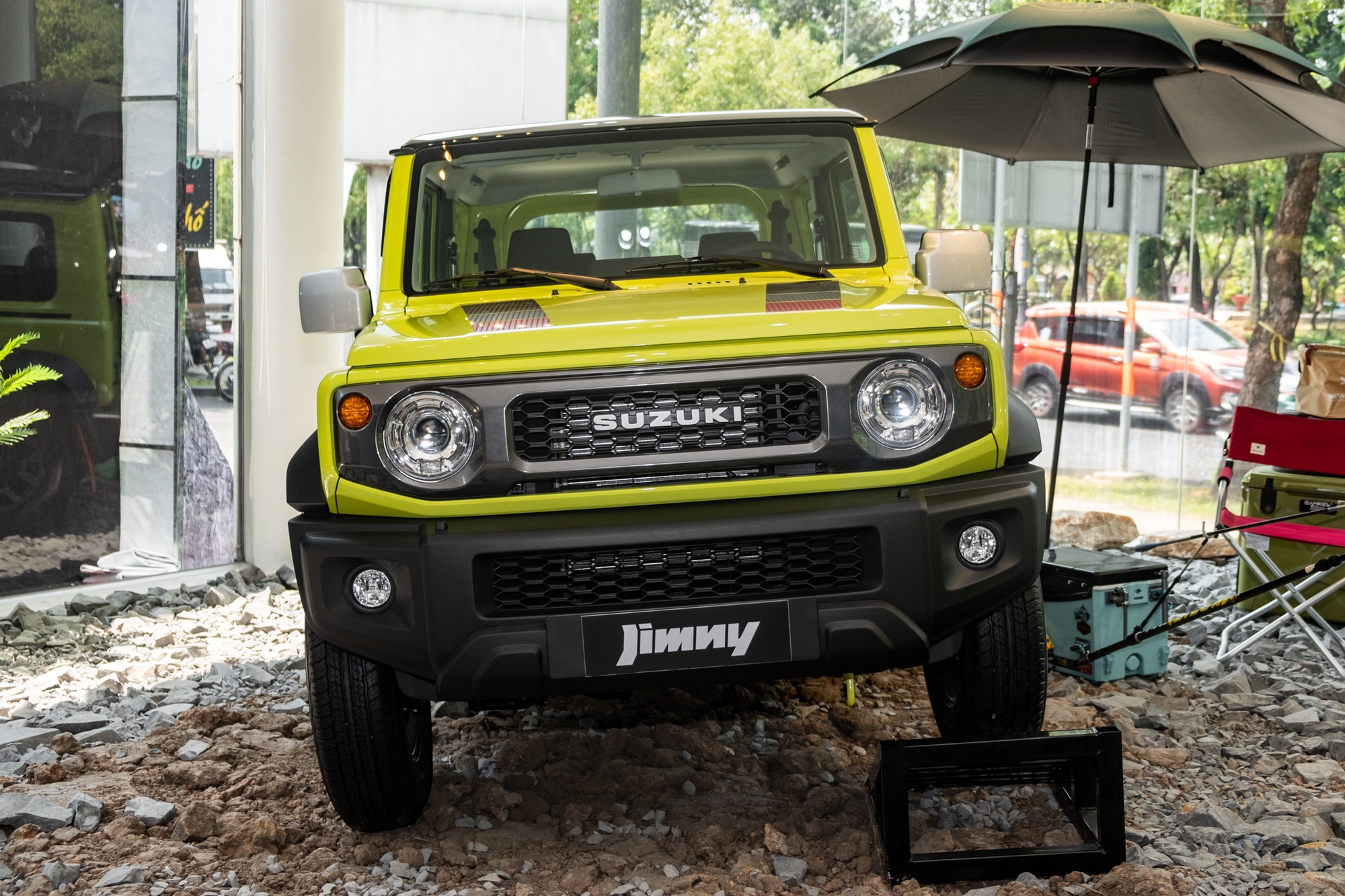 Ảnh thực tế Suzuki Jimny giá 799 triệu đã về đại lý: Lên tem, phối màu nổi, có phụ kiện cho người mê dã ngoại- Ảnh 3.