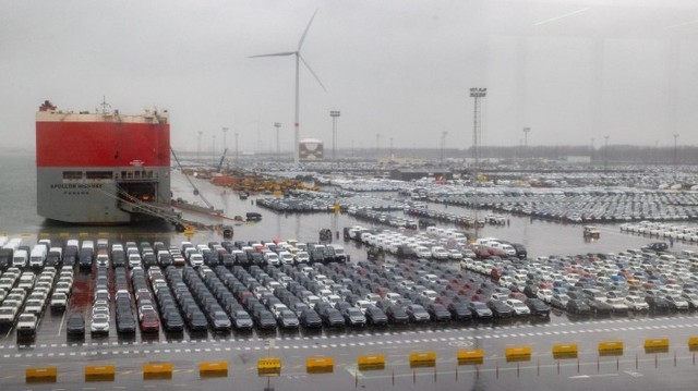 Chuyện gì đây: Cảng biển Châu Âu thành bãi đỗ xe điện Trung Quốc, hỗn loạn với dòng lũ ô tô giá rẻ ùn tắc ngập các cửa khẩu- Ảnh 1.