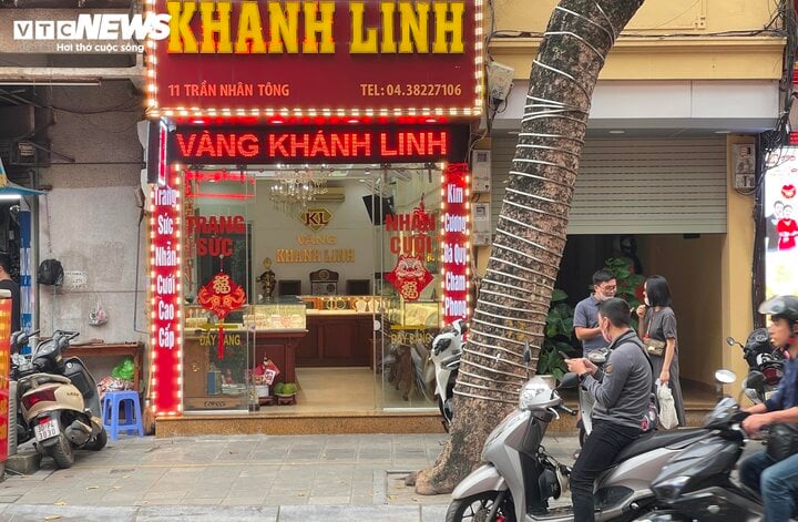 Cảnh mua bán trái ngược ở Hà Nội trong những ngày giá vàng đắt chưa từng có- Ảnh 12.