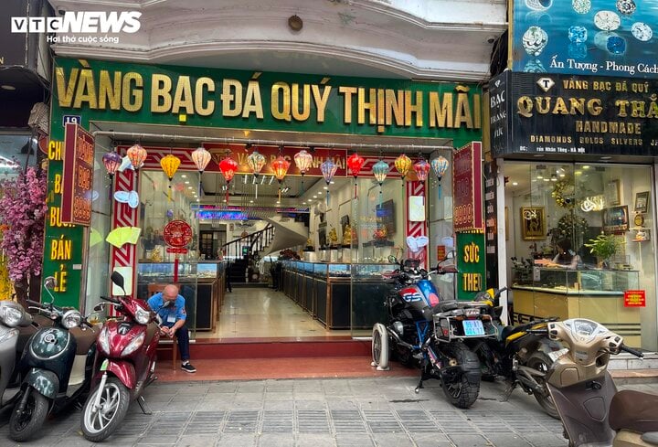 Cảnh mua bán trái ngược ở Hà Nội trong những ngày giá vàng đắt chưa từng có- Ảnh 9.