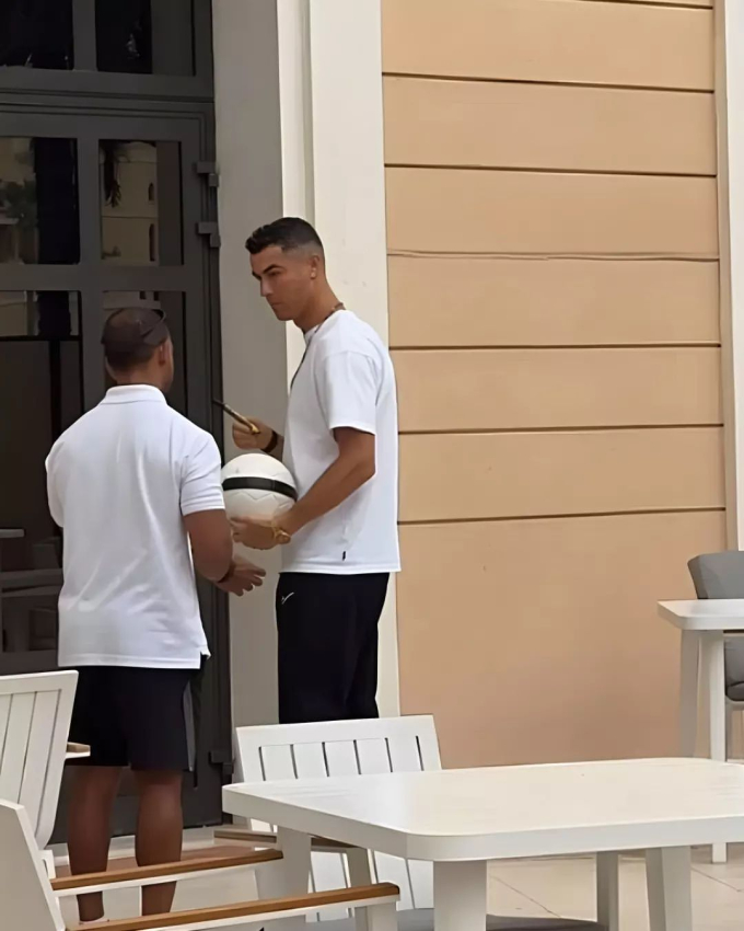 Ronaldo lần đầu lộ diện sau lùm xùm 