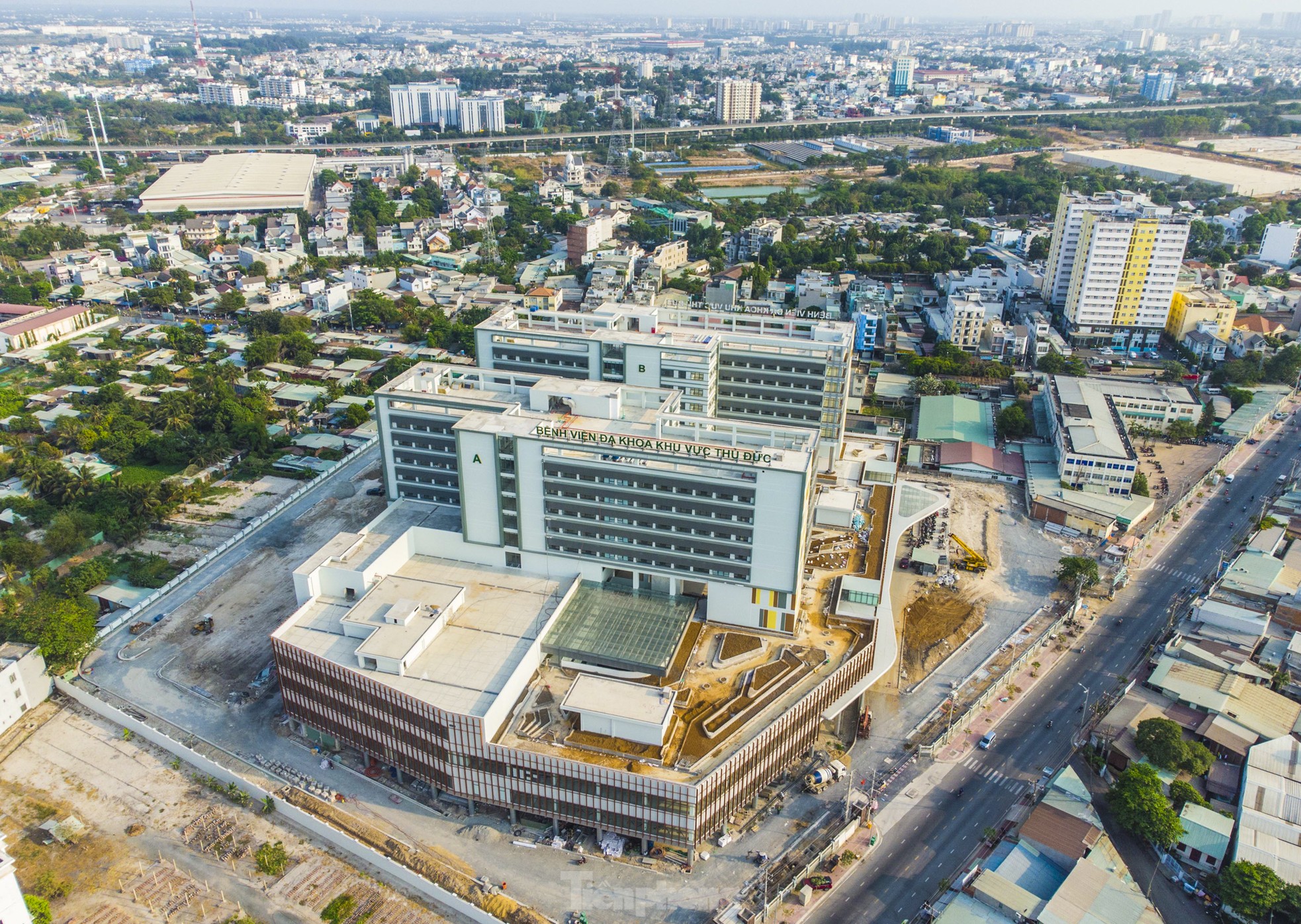 Cận cảnh bệnh viện nghìn tỉ đang hoàn thiện ở cửa ngõ phía Đông TPHCM- Ảnh 1.