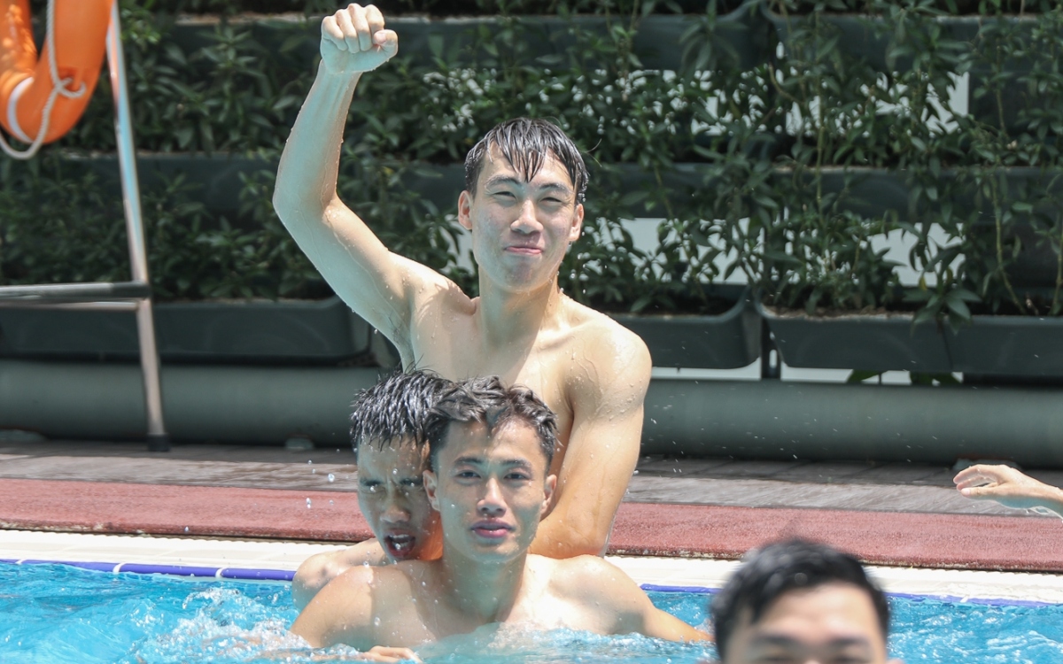 Cầu thủ U23 Việt Nam khoe cơ bụng 6 múi ở bể bơi sau trận gặp U23 Jordan- Ảnh 2.