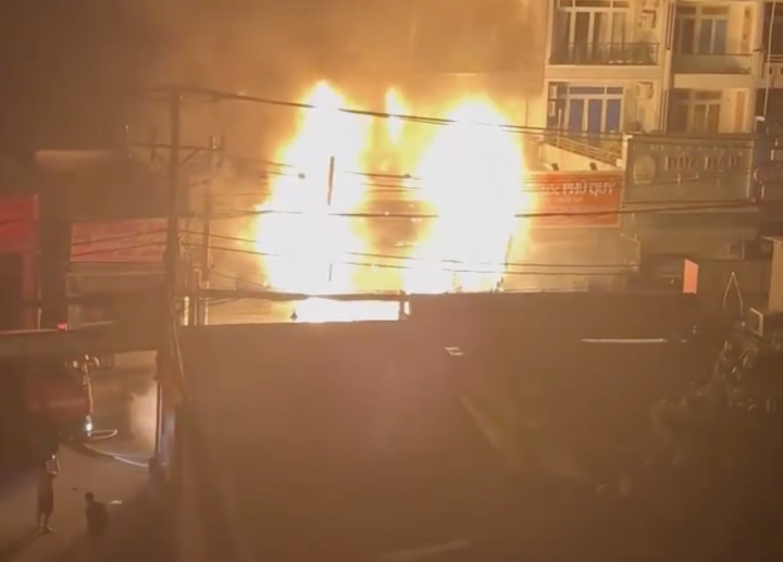 Cháy tiệm bánh ở TP.HCM lúc nửa đêm, 6 người kịp thoát nạn- Ảnh 1.