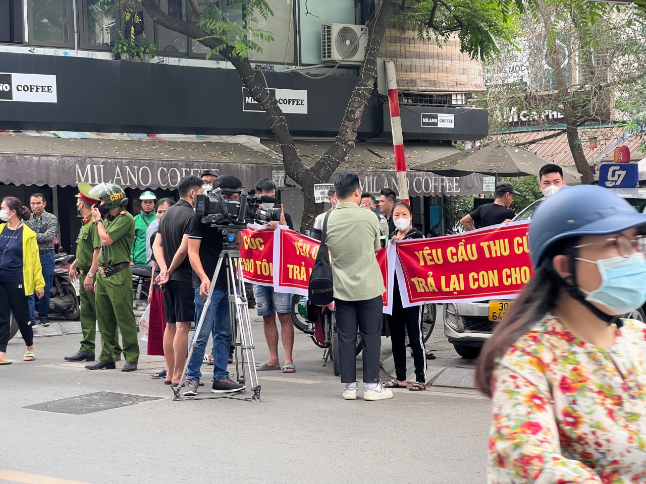 Vụ thai nhi tử vong ở Hà Nội: Người nhà căng băng rôn trước cổng Bệnh viện Thu Cúc- Ảnh 1.