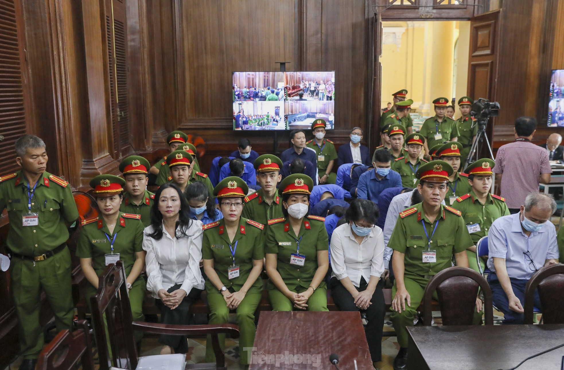 Hình ảnh bà Trương Mỹ Lan cùng các bị cáo trước giờ tuyên án- Ảnh 8.
